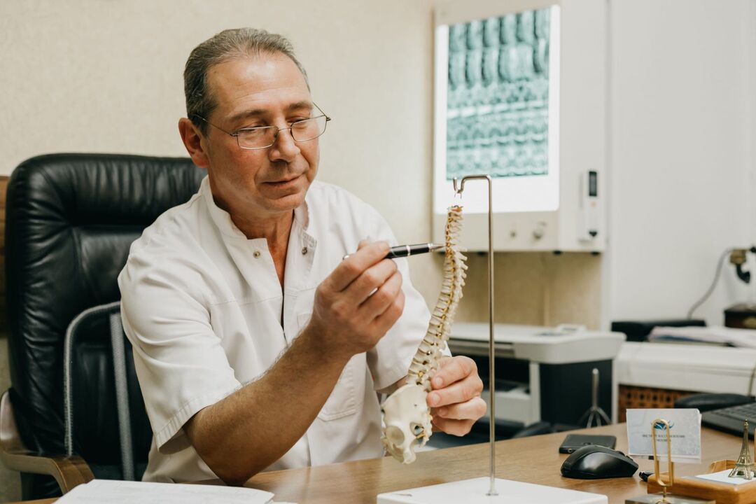 The doctor explains the features of the treatment of osteochondrosis of the thoracic spine